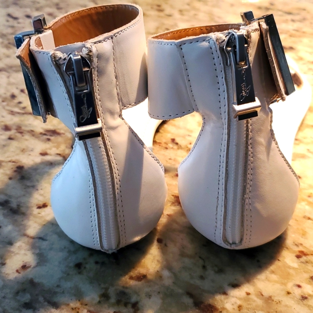Report Signature White Sandals Size 8 Louie - Picture 5 of 7